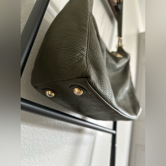 🚨 Michael Kors Textured Leather Dark Green Purse with gold accents. - Picture 6 of 8